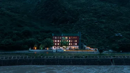 Kanshanshishan Riverside Garden Hotel (Danba Jiaju Cangzhai Branch)