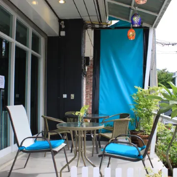 Ananas Phuket Central Hostel - Adults Only Отели рядом с достопримечательностью «Школа Darasamuth Phuket»
