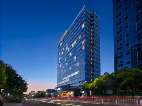 Vienna International Hotel (Shenzhen Baolong Metro Station)