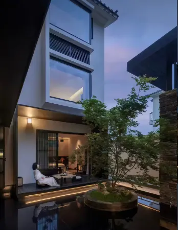 Wanyu · Qingxu | SEADESIGNER · VIEW Designer Meisu Hotel (Shiping Ancient City Branch) Отели рядом с достопримечательностью «Shiping Yilonghu National Wetland Park»