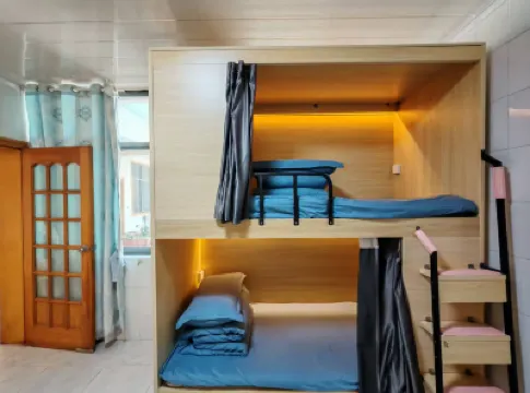 Lijiang Qishangju Youth Hostel โรงแรมใน