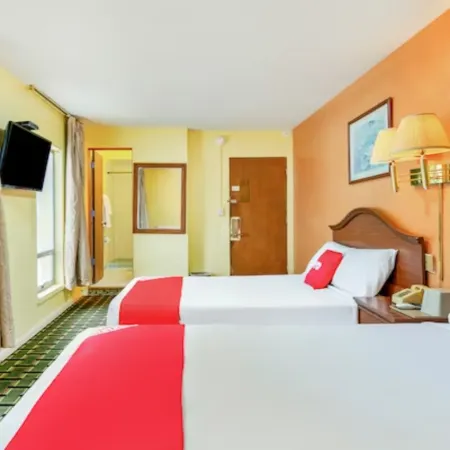 OYO Hotel Downtown Peoria I-74