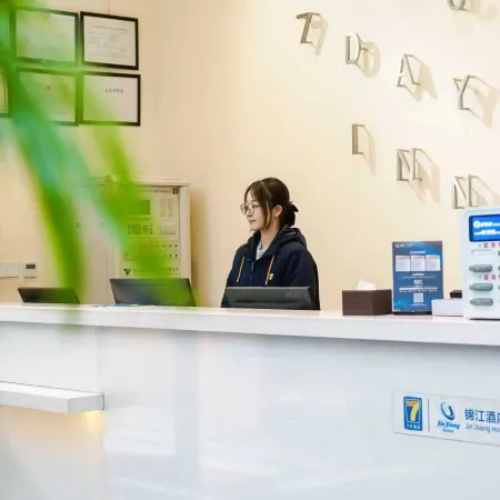 7Days Inn Hotel (Lüliang Xiaoyi Wanda Plaza Municipal Government)