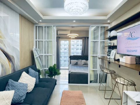 1 BR Condo Unit with Balcony 12th Floor | Pool View near MOA