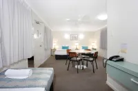 Southport Motel & Apartments - parking