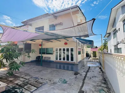 Rumah Warisan Klasik di Tengah Bandar Melaka | Max 12 Orang | Parking untuk 6 Kereta | Jalan Kaki ke Restoran Nyonya Tempatan & Tempat Lancong Hotel di 