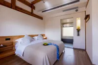 Shaxi Ancient Town Zhulü Homestay - parking
