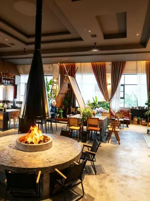 โรงแรมฮอลิเดย์ อินน์ คาเฟ่ - 3 ดาว
