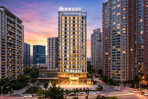 Peak Forest Lake Hotel (Xingyi South Railway Station & Wanfenglin Airport Branch) - 4성급