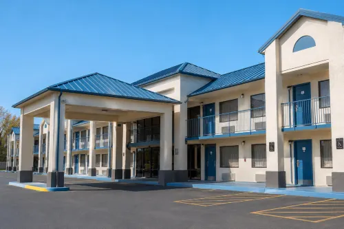Eco Lodge Inn & Suites Bentonville near I 49 - Pet Friendly