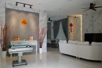 Private Pool Villa, 4BR Sleeps 18, Near Batu Pahat Mall - Pet friendly