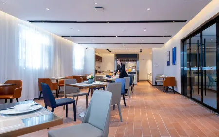 Echarm Hotel (Xiaogan Yingcheng Tiyuguan) Отели рядом с достопримечательностью «CPC Yingcheng Party School»