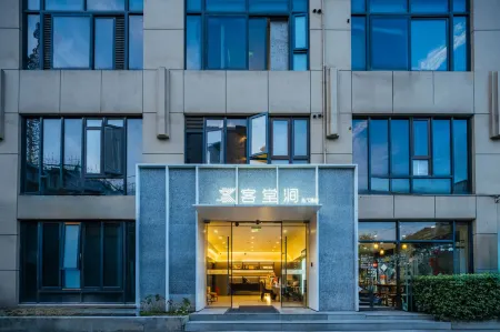 Ketangxuan Hotel (Shanghai Railway Station Baoshan Road Subway Station) Отели рядом с достопримечательностью «CPC Jiangsu Provincial Committee Former Site (West Gate)»