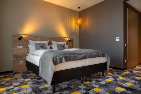 Holiday Inn - the niu, Timber Esslingen