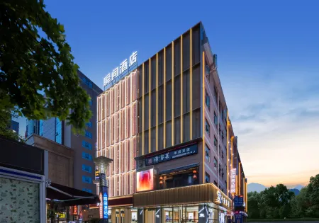 ShunJian Hotel(WanHaoChunYuan Pedestrian Street) Отели рядом с достопримечательностью «Loudi Vocational and Technical College»