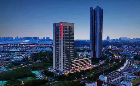 Moonlight Residence (Guangzhou South Railway Station Shibi Subway Station)