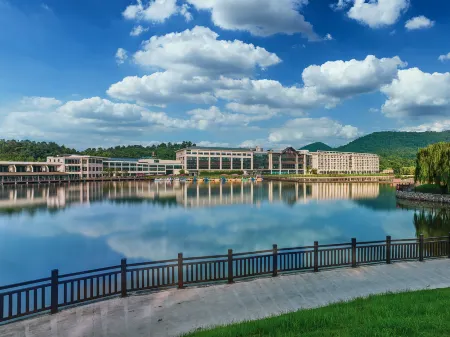 Nanjing Ziqing Lake Hot Spring Resort (Wildlife World) Отели рядом с достопримечательностью «Qixia Mountain Scenic Area»