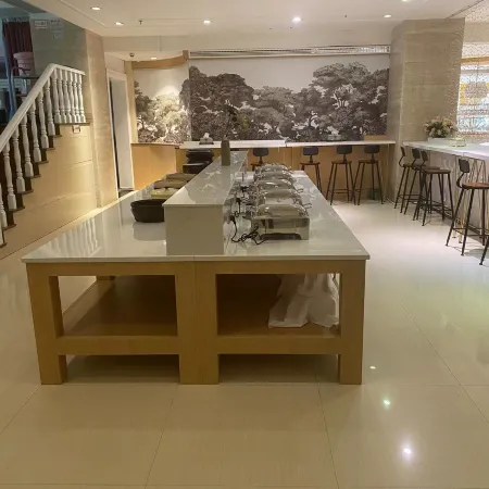 Edinburgh International Exhibition Hotel (Xiamen Railway Station Wolongxiaocheng BRT Station Branch)