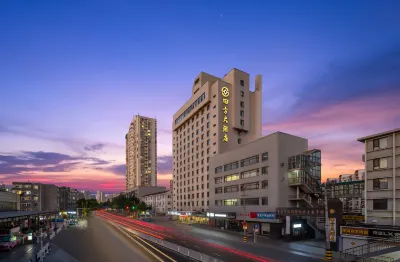 Qingdao Sifang Hotel East Building (Taidong Pedestrian Street Small Village Subway Station) Hotel in zona Ocean University of China Hi-tech Industry Office