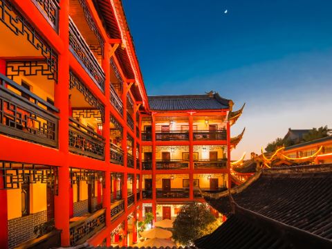 Wenjun Courtyard Hotel (near metro station, English-speaking service, travel agency)