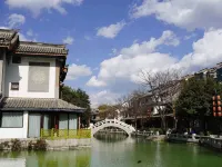 Chuxiong Romantic Time Homestay (Yiren Ancient Town) โรงแรมในฉู่สง