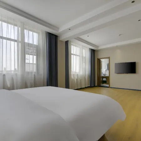 Qianna Baihe Hotel (Xihua No.2 High School Bus Station Branch)