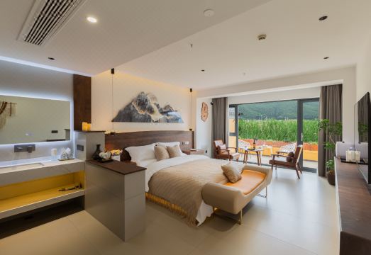 泸沽湖勒得远山民宿外景图