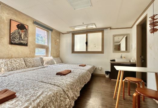 2. 로이 하우스..