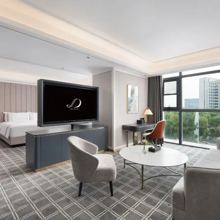 Hizan Deluxe Hotel (Yancheng High-speed Railway Station · Yueda 889 Commercial Plaza Branch)