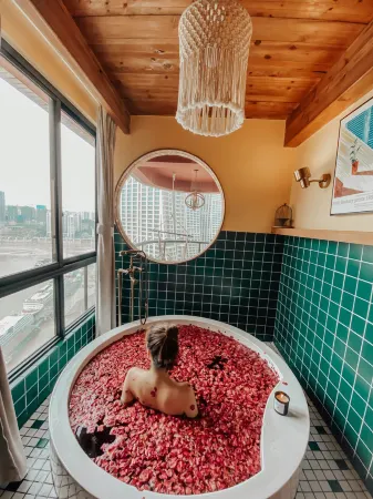 Nuanyu Riverview Homestay (Chongqing Jiefangbei Hongyadong Branch)