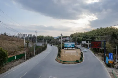 Super 8 Hotel (Ning Wai Beach) Отели рядом с достопримечательностью «Jinyuan Square»