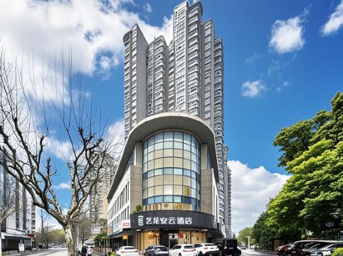 Elong Anyun Hotel (Shanghai Daning International Yanchang Road Subway Station)