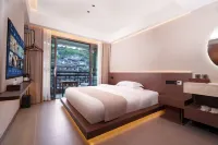 Cloud Hidden Retreat Boutique Riverside Inn (Fenghuang Ancient Town Tuojiang Branch)
