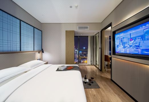 [이쟈무 호텔의 현대적인 외관 또는 로비 사진]