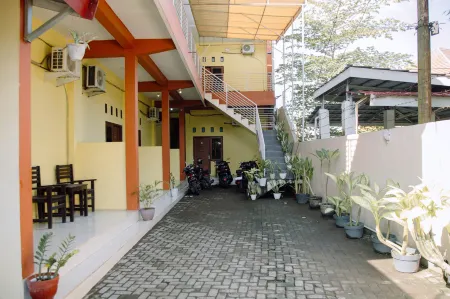 RedDoorz @ Hening Homestay Отели рядом с достопримечательностью «Samara Lombok»