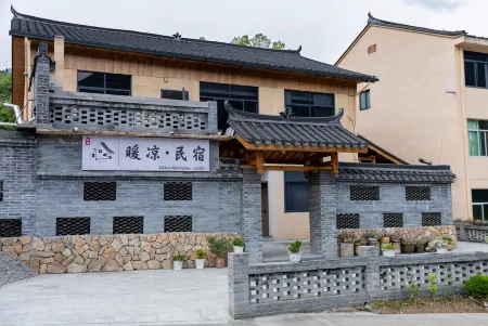 Warm and cool homestay Отели в г. Юньхэ