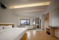 Instant • Audiovisual Homestay (Tianmen Mountain Cableway Station Branch)
