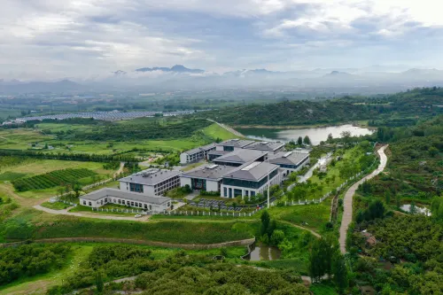 Mengyin Menglianggu Yimeng spiritual education training center hotel فنادق في منغ يين
