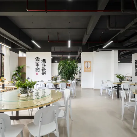 MiLe Dongfeng Artistic Inn.