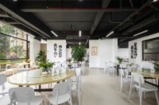 MiLe Dongfeng Artistic Inn.