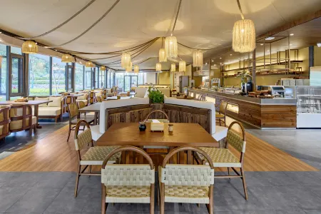 Hengdian Xigu Glamping Tent Hotel Отели рядом с достопримечательностью «New Garden of Eternal Spring (Summer Garden)»