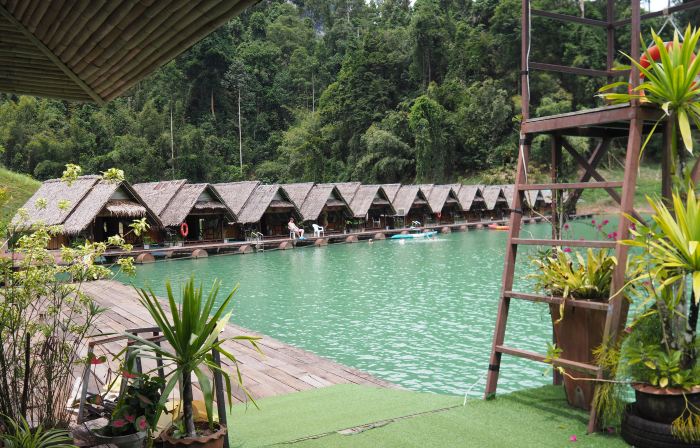 Praiwan raft house