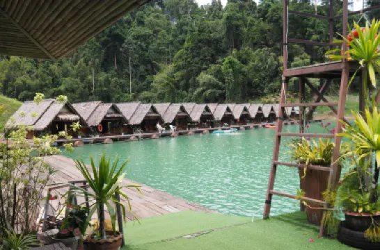 แพไพรวัลย์ โรงแรมใกล้เขื่อนเชี่ยวหลาน