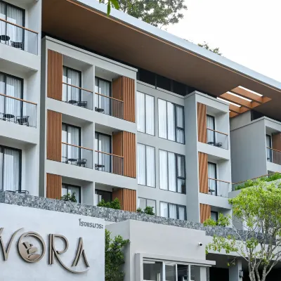 WORA PHUKET Отели рядом с достопримечательностью «Центр распродаж Premium Outlet»