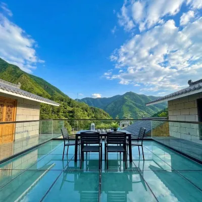 Yuexiang Chenye Courtyard Mountain View Terrace Boutique Stay (Jiuzhaigou County) Hotels near Jiuzhaigou People's Hospital (East to Jiuzhaigou Health Bureau)