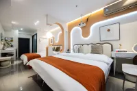 Changchun Yunyi Light Luxury Homestay (Guilin Street Food Street)