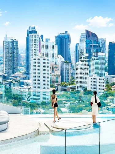 รูปภาพของ1 ห้องนอน พร้อมสระว่ายน้ำลอยฟ้าและเลานจ์ วิวเมือง | สถานีรถไฟฟ้า BTS เอกมัย