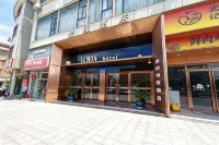 本色電競飯店（站前東路店） - 停車場