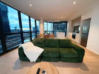 Panoramic Harbour & City Views | Luxe 2BR + Parking - 3 stelle