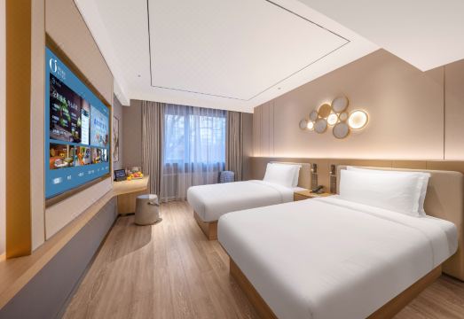 호텔 로비와 배달 로봇 이미지